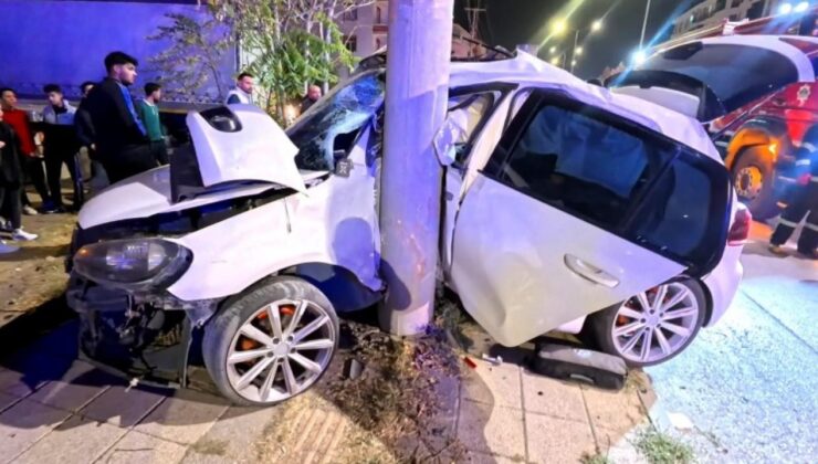 Kontrolden çıkan araç elektrik direğine saplandı!