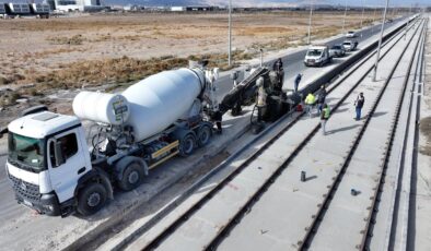 Konya Büyükşehir, tramvay hattı inşaatında trafiği kapatmadan bariyer yapıyor
