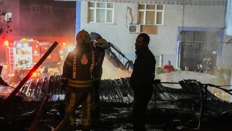 Küçükçekmece'de kağıt ve plastik hurda deposundaki yangın söndürüldü