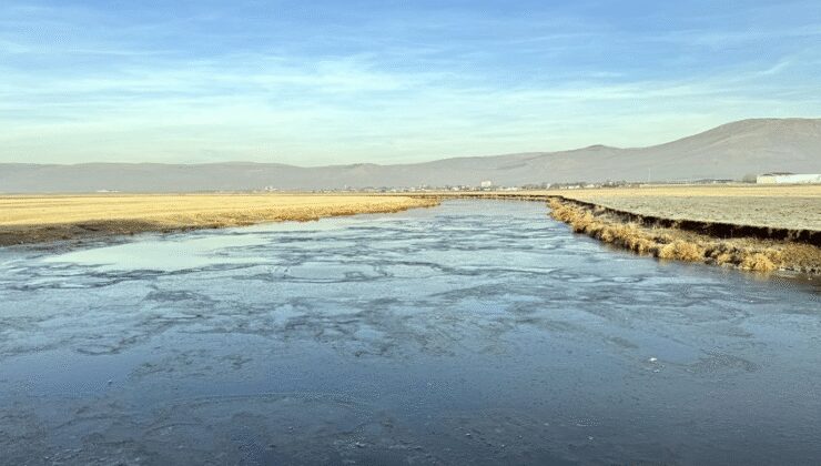 Kura Nehri’nin yüzeyi buz tuttu
