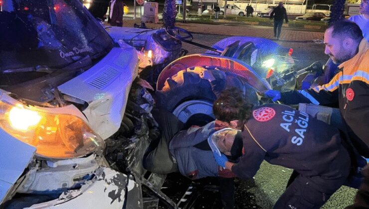 Manisa'da traktör ile çekici çarpıştı: 4 yaralı