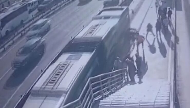 Metrobüste dehşet anları! Tekerlekli sandalyesiyle ezilen yolcu öldü