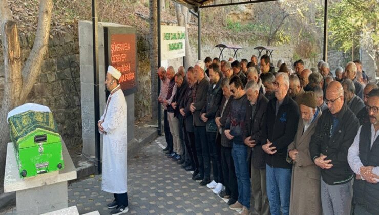 Mezuniyet fotoğrafı çektirdikten sonra kazada ölen Şükran Ela defnedildi