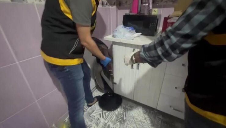 Mutfak dolabından AK-47 ve pompalı tüfek çıktı