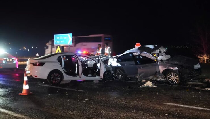 Niğde’de iki otomobil çarpıştı: 3 ölü, 6 yaralı