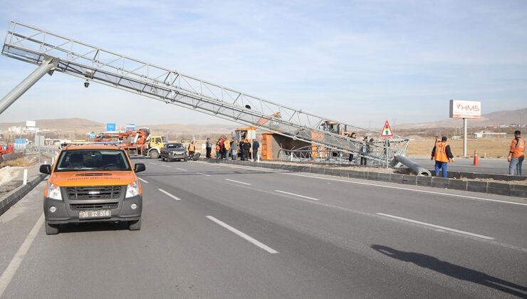 Niğde'de damperi açık kalan kamyon PTS direğine çarptı