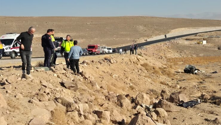 Niğde'de otomobil şarampole yuvarlandı: 2 ölü,1 yaralı