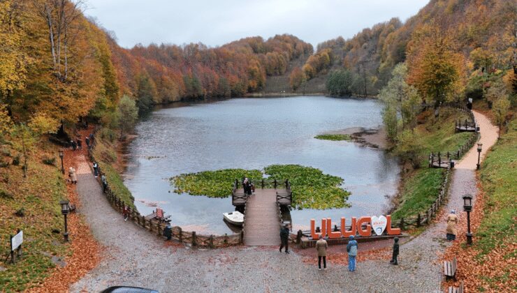 Ordu'daki Ulugöl Tabiat Parkı sonbahar renklerine büründü