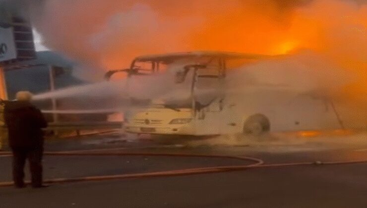 Ortaokul öğrencilerini taşıyan otobüs, alev topuna döndü
