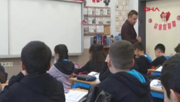 Osman öğretmen, depremzede çocuklara hem öğretmen hem rehber oldu