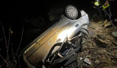 Otomobil 200 metre yükseklikten vadiye uçtu