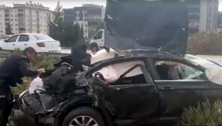 Otomobil bariyerlere çarptı: Ölü ve yaralılar var