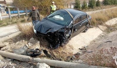 Otomobil yoldan çıktı! Yaralı var