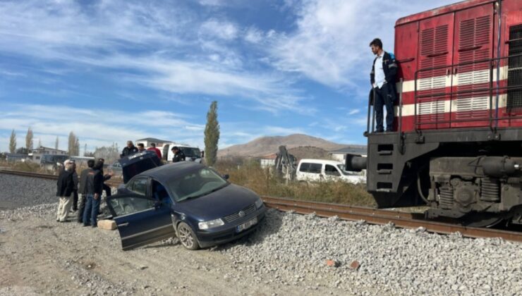 Otomobile tren çarptı: 2 kişi şans eseri kurtuldu