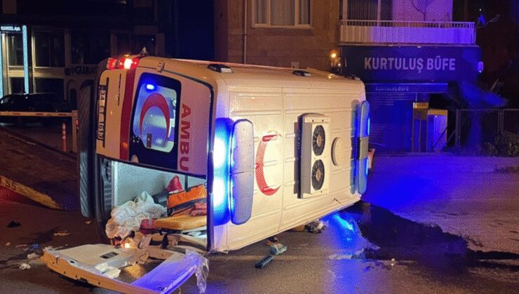 Otomobille hasta taşıyan ambulans çarpıştı; 5 kişi yaralandı