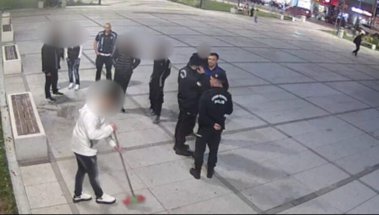 Parkı kirlettiler, ceza ödeyip süpürgeyle temizlediler