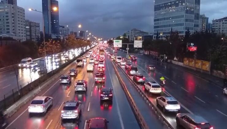Pazartesi trafiğine yağmur da eklendi! İstanbul'da trafik kilitlendi