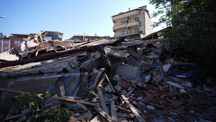Peş peşe depremlerin ardından Sındırgı'da alarma geçildi