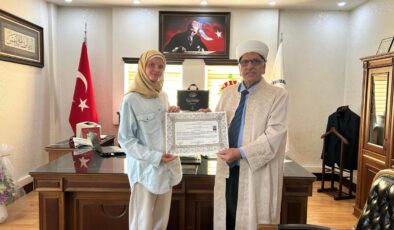 Polonyalı gazeteci Türkiye’de Müslüman oldu, Ayşe ismini aldı!