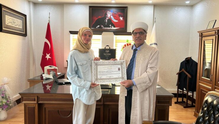 Polonyalı gazeteci Türkiye’de Müslüman oldu, Ayşe ismini aldı!