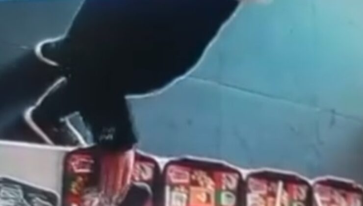 Restoranda göz göre göre hırsızlık yaptı!