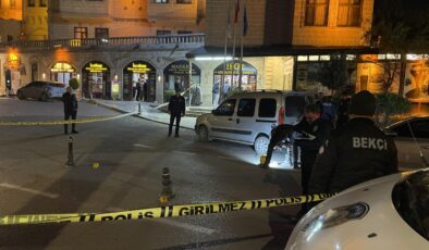 Şehrin göbeğinde silahlı saldırı! İş yerini kurşun yağmuruna tuttular