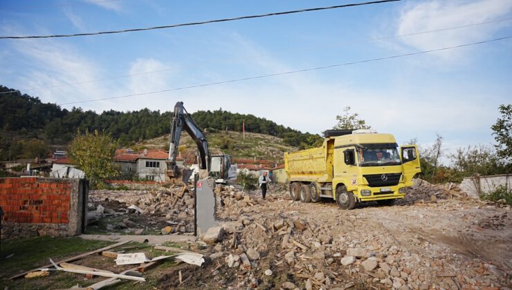 Sındırgı'da ağır hasarlı binaların yıkımı sürüyor