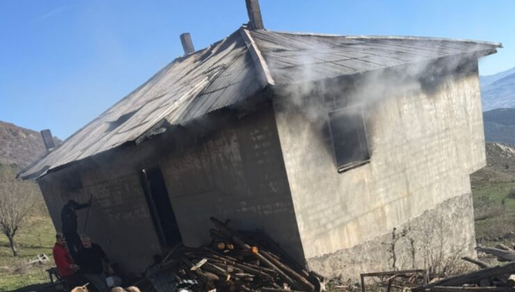 Sivas'ta yanan yayla evi kullanılamaz hale geldi