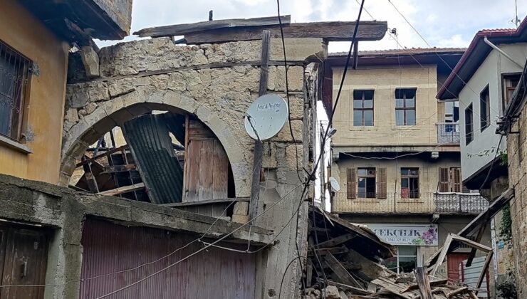 Tarsus’ta yangında hasar gören boş bina yağmur sonrası çöktü