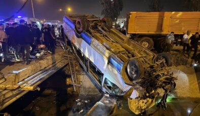 Tarsus’ta yolcu minibüsü ile otomobil çarpıştı: 10 yaralı