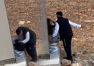 Tartıştığı genç kadını çantayla darbetti!