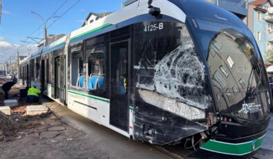 Tramvay ile çöp kamyonu çarpıştı: 3 yaralı