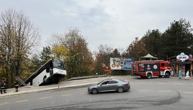 Tur otobüsü şarampolden aşağı düştü: Faciadan kıl payı dönüldü!
