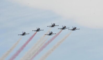Türk Yıldızları’ndan Çorlu’da gösteri uçuşu