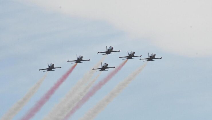 Türk Yıldızları’ndan Çorlu’da gösteri uçuşu