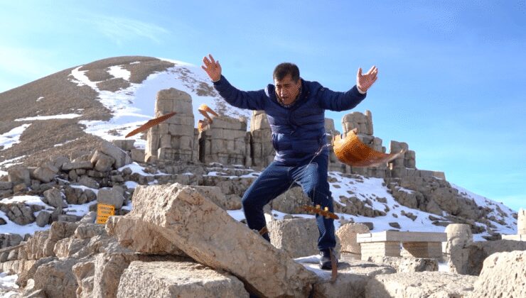 Ünlü türkücüden tuhaf protesto: Sazını paramparça etti