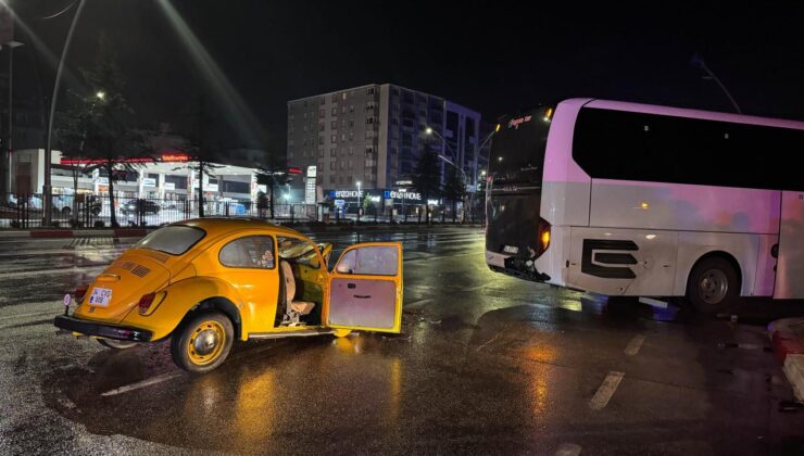 Uşak’ta otobüse arkadan çarpan otomobildeki 3 kişi yaralandı