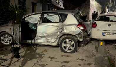 Üsküdar’da otomobil duvara çarptı: 1’i ağır 2 yaralı