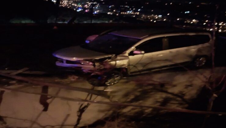 Virajı alamayan otomobil, evin damına düştü: 4 yaralı