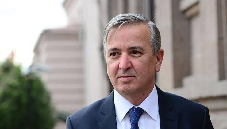 Yeni Şafak dün kaldırdığı Atatürk’ü hedef alan yazıyı bugün yayınladı