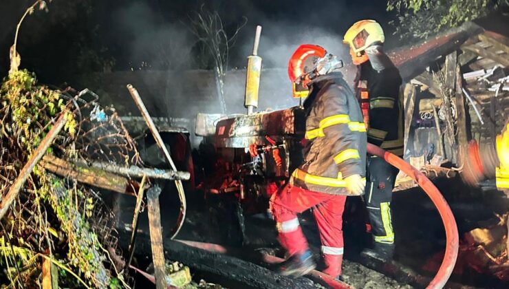 Yıldırım isabet eden 2 araç küle döndü