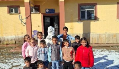 Yılın ilk kardan adamını ilkokul öğrencileri yaptı