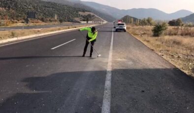 Yılın polisi! Kaza sonrası yolu fırçayla temizledi