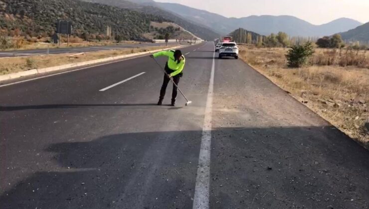 Yılın polisi! Kaza sonrası yolu fırçayla temizledi