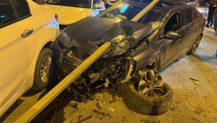 Yön levhası ok gibi saplandı! Ümraniye'de feci kaza