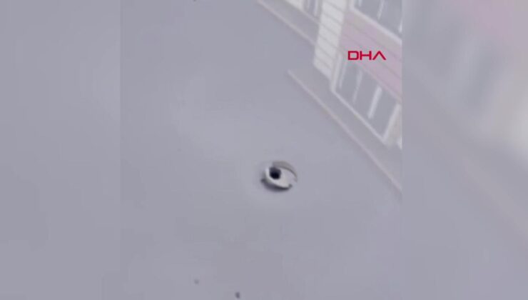 Yorgun mermi otomobilin tavanını deldi