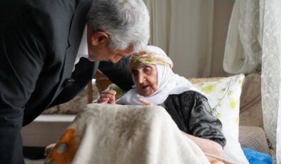 105 yaşındaki Hanım nine, AK Parti’ye üye oldu!