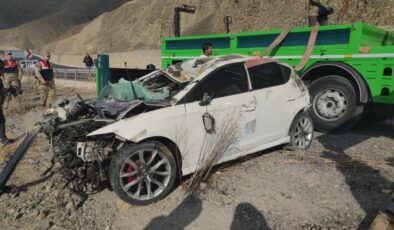 3 gence mezar olan otomobil sudan çıkarıldı