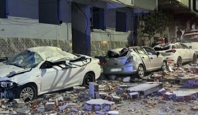 4 katlı binanın çatısından kopan parçalar park halindeki araçların üzerine düştü