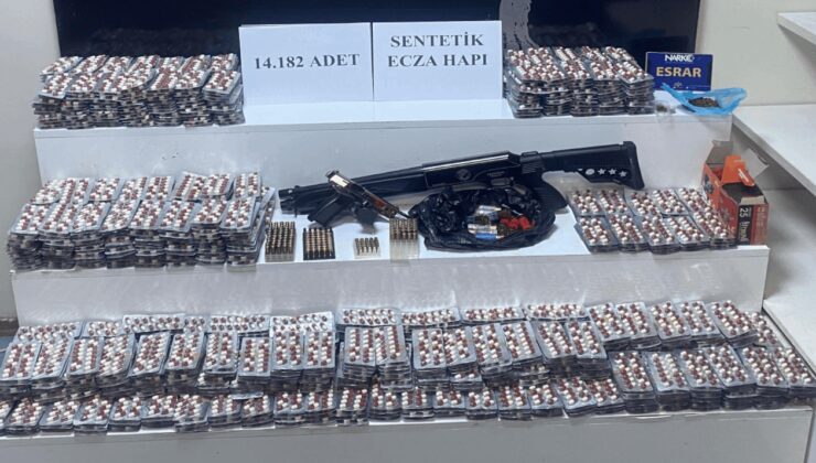 Adana'da ev ve iş yerinde 14 bin 182 uyuşturucu hap yakalandı